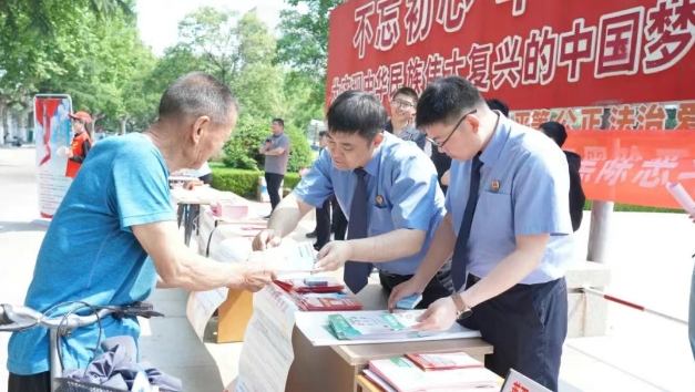 【提质增效年】共筑反黑防线 公民人人有责--莱西市检察院开展《反有组织犯罪法》宣传活动